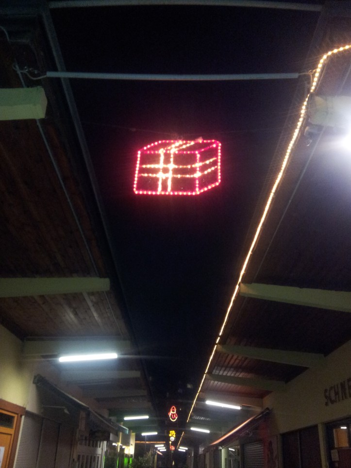 Weihnachtsschmuck am Vorgartenmarkt