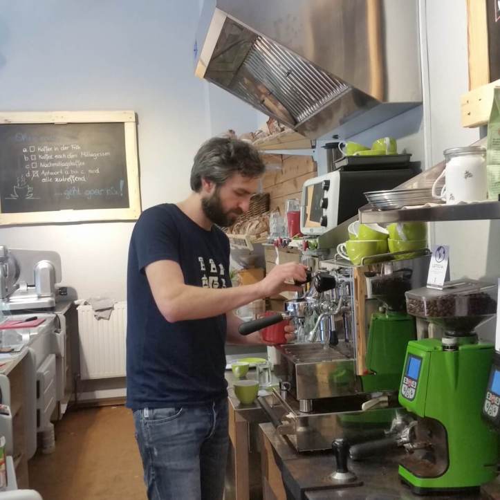 Jürgen bereitet Melange zu